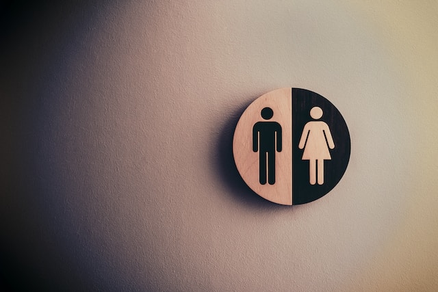 A sign displaying a man and a woman.