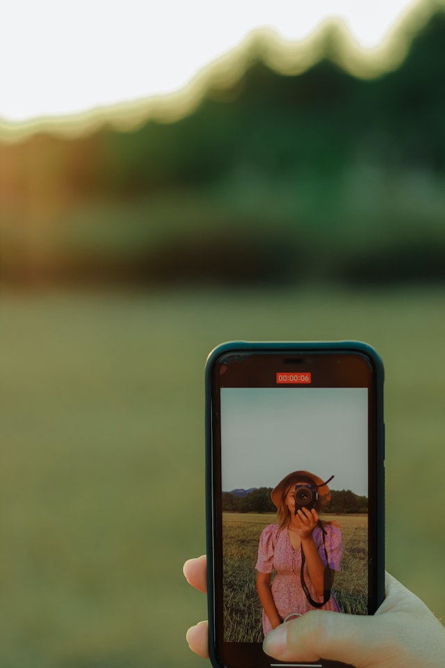 A girl recording herself from her phone camera for TikTok.