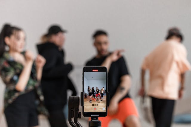 A picture of TikTokers recording an entertaining video for the dance niche.