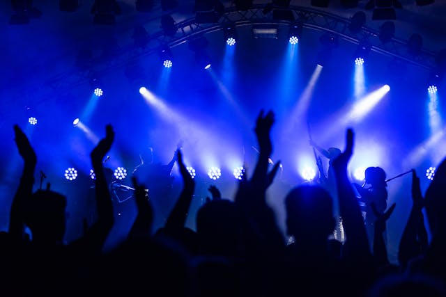 People at a concert clap their hands.