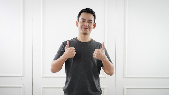 A person gives TikTok two thumbs up.
